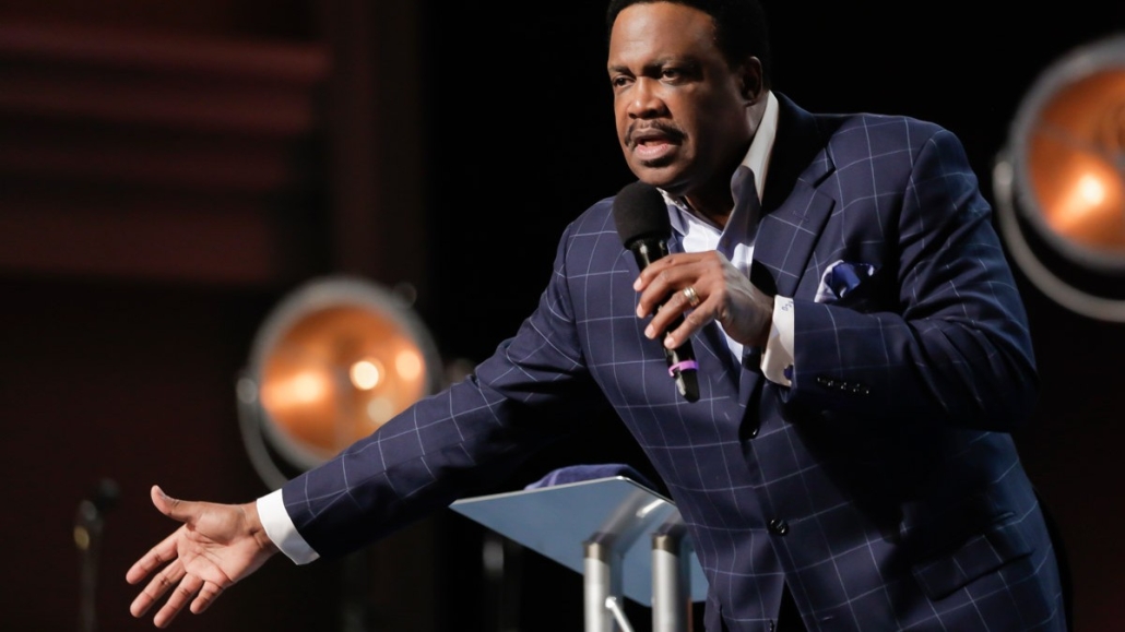 Kenneth-Ulmer preaching
